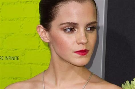 emma watson slip|Emma Watsons nipple slips out in wardrobe malfunction at Perks。